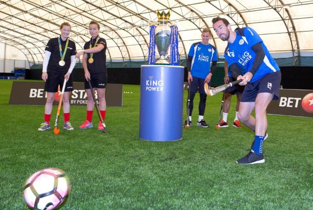 Il Leicester gioca a hockey con le campionesse olimpiche. Il risultato è uno spasso